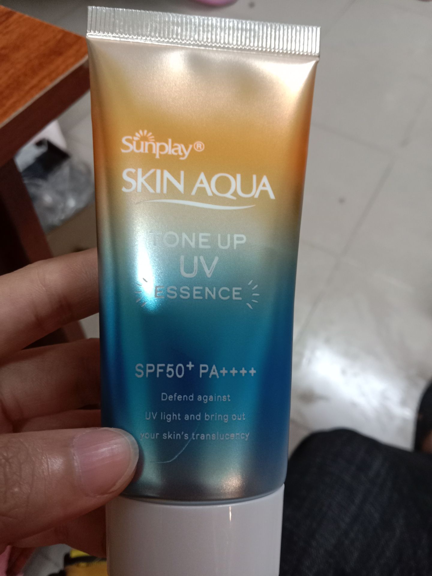 Giúp hiệu chỉnh sắc da trong mướt, đều màu. Tạo hiệu ứng trong suốt với các hạt ngọc trai siêu mịn. Từ đó, giúp làn da bạn được nâng tông da sáng trong veo, rạng rỡ.

=> KHÔNG HỀ NÂNG TÔNG, BLINH QUÁ NHIỀU. THOA XONG KHÔNG HỀ LÊN 1 TÔNG NÀO HẾT. 
MN NÊN CÂN NHẮC KHI MUA