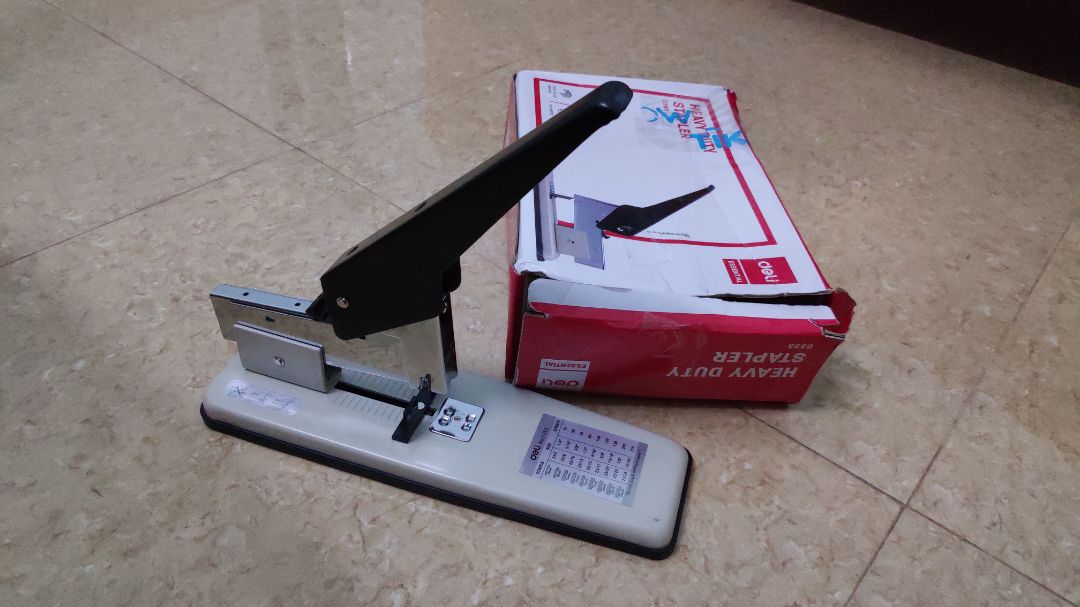 đây là một sản phẩm tuệt vời, vừa chắc chắn vừa tiện dụng, nhờ có nó tôi đã đóng cho con trai những cuốn sách yêu thích!