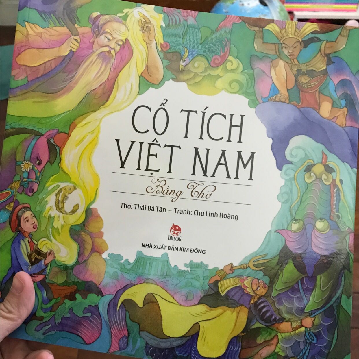 Truyện cổ tích Việt Nam bằng thơ của tác giả Thái Bá Tân viết vần điệu rất hay. Tranh minh hoạ của hoạ sỹ Chu Linh Hoàng đẹp và nhiều màu sắc tươi vui, mang nhiều nét truyền thống văn hoá, kiến trúc Việt Nam. Mình rất thích.