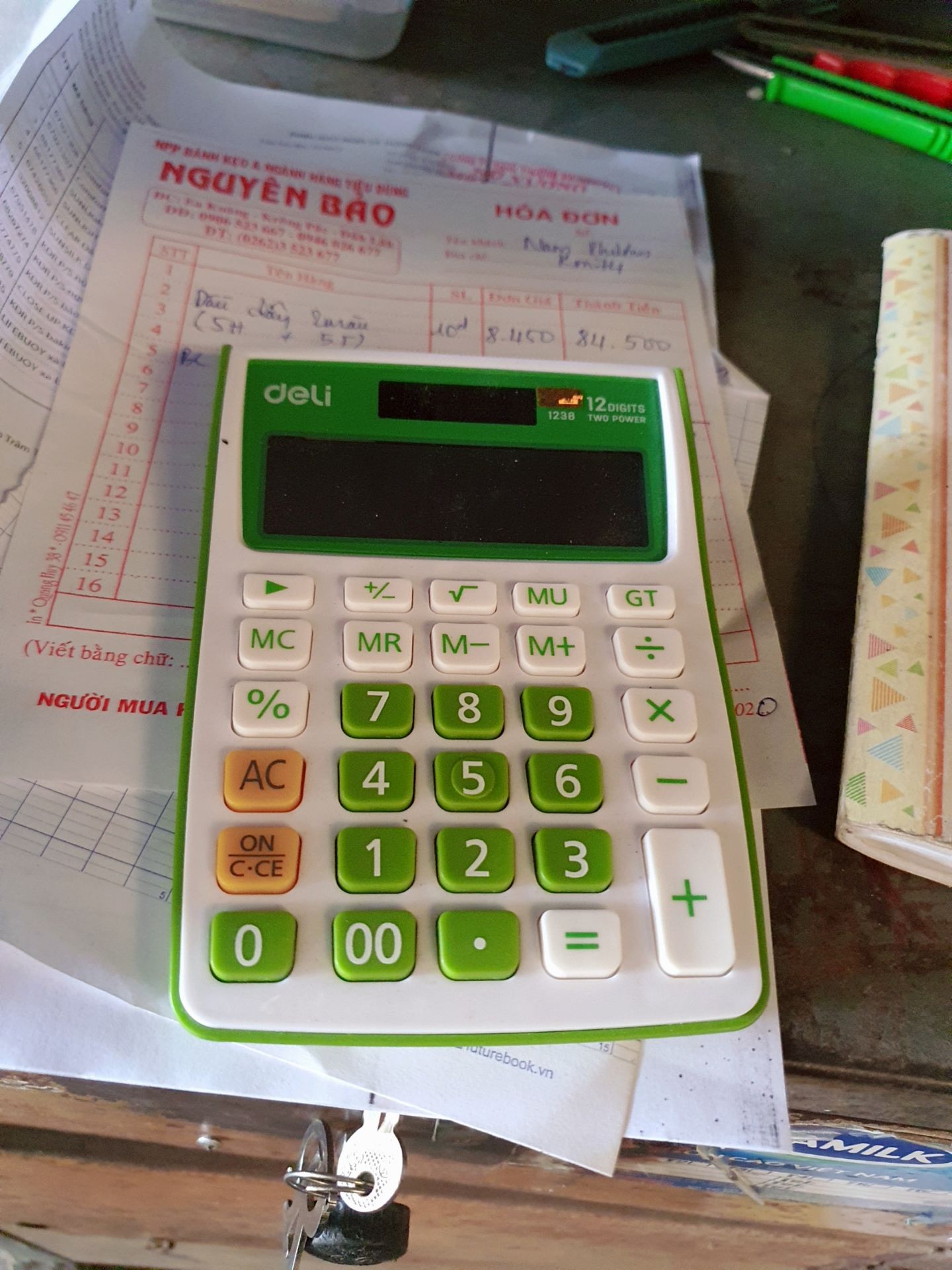 Máy màu xanh nhìn tươi mát | Sau một thời gian dùng chưa thấy lỗi gì | Kích thước không nhỏ lắm, vừa đẹp.