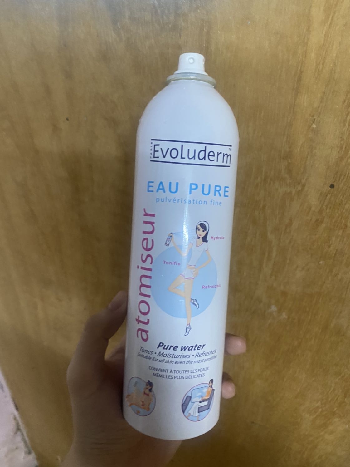 Đặt hàng hơn 1 tuần mới nhận được hàng 
Đặt chung với chai dầu gội đầu nhưng chai dầu gội đã nhận được sau 2 ngày đặt, còn chai xịt khoáng thì shipper ko gọi củng ko chạy tới nhà để giao nhưng báo là mình ko bắt máy, bật lên thì ko có 1 cuộc gọi nhỡ nào cứ liên tục như v kéo hơn gần 1 tuần 
Thôi kệ coi như xui gặp ngay giao hàng âm binh, xong nhận được hàng còn phẩn nộ hơn, chai xịt khoáng mà nhấn vô nó bắn nước ra như vòi tưới nước 
Đã từ lâu bỏ tiki qua bên *** để mua mà lần này tự nhiên *** quay lại tiki mua đổ, thậy sự hối hận không kịp 
0 điểm từ giao hàng tới chất lượng sản phẩm !!!!!