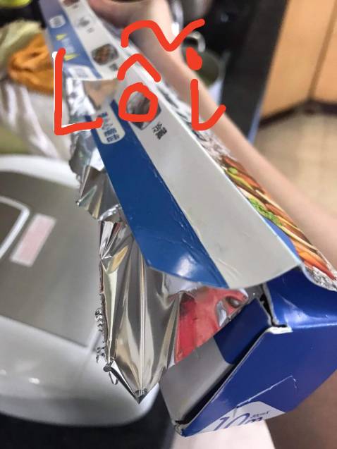 Giấy bạc bên trong thì không sao, nhưng cái hộp bên ngoài là hộp lỗi. Mình vì cần gấp mà mua ai dè shop lấy cho đúng cái hộp lỗi, không có đường răng ở nắp mở ra. Mình từng mua món này nhiều lần rồi nên rõ, mình chụp hình hàng lỗi của shop và hàng bình thường mình mua shop khác. Đúng là nó sẽ phải có đường để mở ra, xé cái rẹt rất nhẹ nhàng và ở phần nắp mở ra sẽ có đường răng cưa.