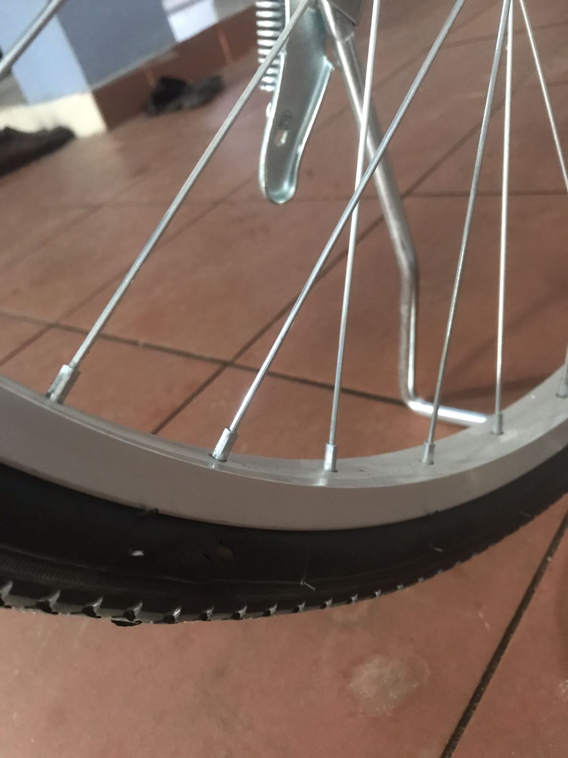 Lốp bị hỏng, không thể sử dụng được lốp. Đề nghị đổi trả lốp. Lốp bị hỏng, không thể sử dụng được lốp. Đề nghị đổi trả lốp.