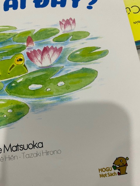 Nhà mình đã có cũng nhiều sách của ehon rồi đấy nhưng sách của shop lúc nào cũng có nét độc đáo nhất, bé rất phối hợp với mình để nghe mình đọc.