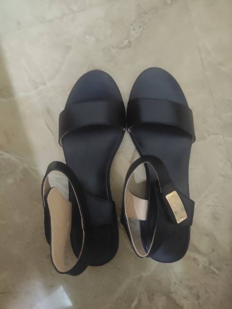 Dép mềm, đi êm chân, kiểu dáng y hình. Đi vào nhìn khá gọn chân. Độ bền thì cần thời gian. Nhìn chung khá ok. Có lẽ sẽ quay lại mua nữa.