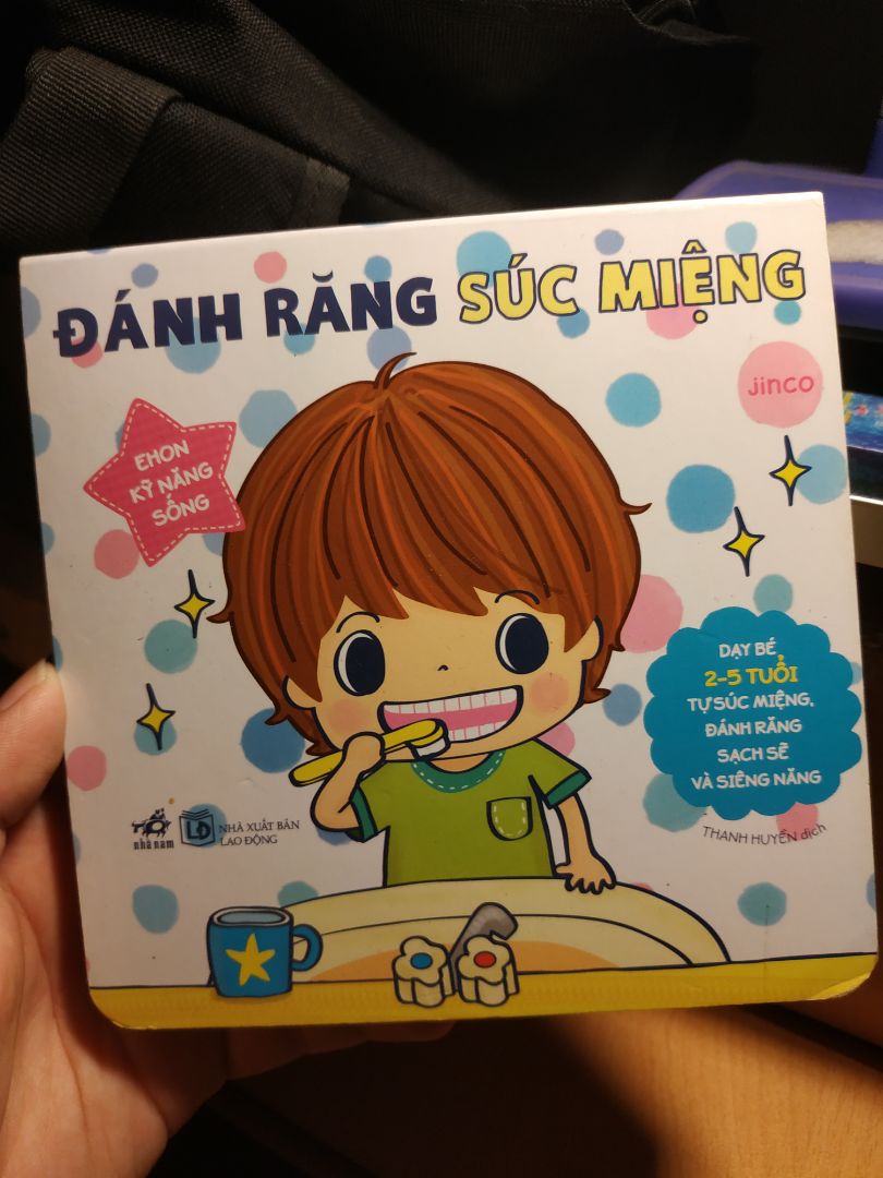 Sách rất đẹp. Trang sách là loại bìa cứng cáp và có 1,2 hình nổi. Em nhóc nhà mình rất thích và học theo quyển sách luôn ạ.