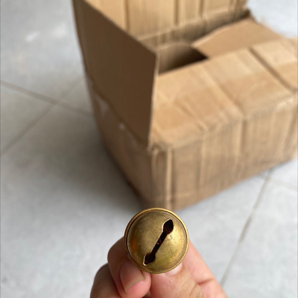 Mình góp ý với shop những điều sau sau nhiều lần mua hàng :
1. Shop đóng hàng quá lỏng lẻo, tới nơi thì thùng carton luca nào cũng bị tuột keo. Vận chuyển bao giờ cũng quăng hàng nhiều nên việc đóng 1 lớp băng keo tới nơi hàng tuột keo là chuyện bt. Shop nên đóng hàng kỹ 1 xíu.
2. Shop tặng chuông mà cái nào cũng bị oxy hoá thì ko nên tặng nha shop.