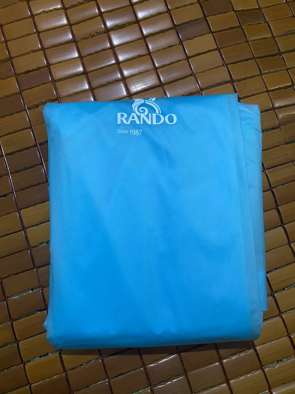 Áo màu đẹp, ko dày nhưng cũng ko quá mỏng, mình thích độ dày vừa phải như này vì xếp lại tương đối gọn khi để trong cốp xe. 

Bề ngang của áo tương đối rộng nên tuy là áo trùm kín vẫn có thể mang thêm balo khi mặc mà ko bị vướng. Về chiều dài thì mình cao 1m7 mà khi mặc vào vẫn quá đầu gối khoảng 20-30cm

Nói chung là chất lượng áo rất ổn so với giá tiền chỉ 61k, mình thích loại này hơn áo cánh dơi vì che mưa kín hơn nhiều