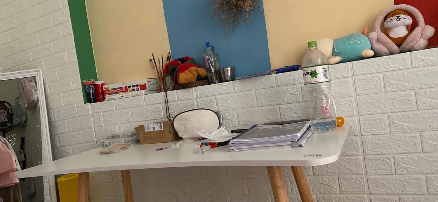 Bàn bự quá trời may mà vận chuyển k sứt mẻ gì :)) shop cho dư 1 cây đinh chứ k cho dư nhiều, shop cũng k kèm theo cây vặn. Giao hàng cũng khá nhanh~ mình con gái lắp bàn này cỡ 30p hơn tí