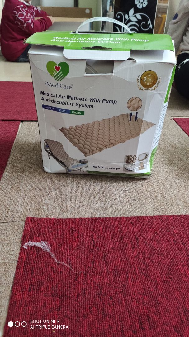 Tối qua (3/3) nhận hàng của tiki trong tình trạng như trong hình, chỉ có 1 hộp cartong, bên trong chỉ có 3 sản phẩm : đệm hơi, ống dẫn khí và tuýt vá đệm. Thiếu hẳn máy bơm khí vào đệm. Tiki kiểm tra lại giúp vấn đề thiếu máy bơm khí này là thế nào!