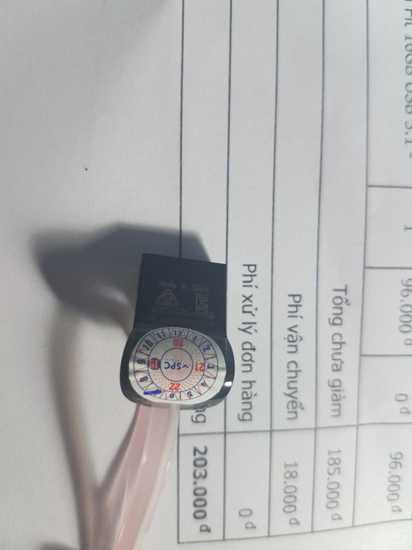 Tiki giao hàng nhanh, usb đúng chất nhỏ, gọn luôn. usb này không có nắp hay gì đi kèm, như hình mà Tiki đăng. Có điều thời gian trên tem bảo hành là tháng 7/2019 mà mình mua là lúc tháng 11/2019. Chênh lệch thời gian không nhỏ. USB mình căm vào xài được 1 xíu là thấy nóng hổi rồi, hơi lo, không biết xài lâu có bị gì không =.=. Tốc độ ghi-đọc này nọ mình không rõ lắm do không rành. À USB có tích hợp sẵn cái phần mềm Secure Access gì đó của hãng, kèm hướng dẫn sử dụng luôn, khá tiện, tuy mình chưa thử. Tiki giao hàng nhanh, usb đúng chất nhỏ, gọn luôn. usb này không có nắp hay gì đi kèm, như hình mà Tiki đăng. Có điều thời gian trên tem bảo hành là tháng 7/2019 mà mình mua là lúc tháng 11/2019. Chênh lệch thời gian không nhỏ. USB mình căm vào xài được 1 xíu là thấy nóng hổi rồi, hơi lo, không biết xài lâu có bị gì không =.=. Tốc độ ghi-đọc này nọ mình không rõ lắm do không rành. À USB có tích hợp sẵn cái phần mềm Secure Access gì đó của hãng, kèm hướng dẫn sử dụng luôn, khá tiện, tuy mình chưa thử.