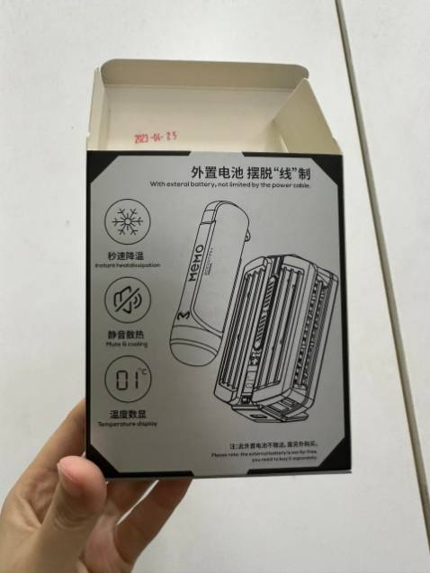 Quạt làm lành DL10 mới có sò lạnh TEC có khả năng làm lạnh gấp 3 lần.  Có thể dùng trực tiếp nguồn từ củ sạc hoặc pin dự phòng không cần pin rời.
 Pin thì mua thêm không đi kèm. Mình thấy quạt giá siêu hời, hạ nhiệt nhanh không lo nóng máy. Đáng tiền!