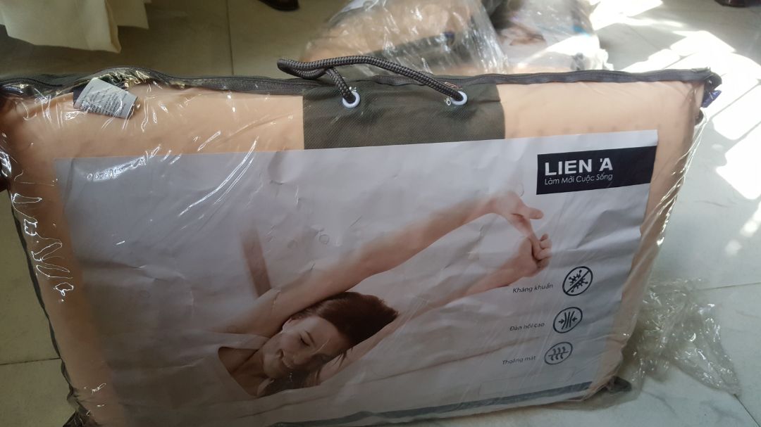 Lần đầu tiên mua hàng bên Tiki mà đã dám đặt liền lun 3 cái rồi.Vì nghe bà chị cũng khen bên Tiki bán hàng chính hãng vs giao nhanh nên cũng muốn thử xem sao.Sau khi đặt thì rất ưng ý với sản phẩm đúng như hình và chất lượng mà giao hàng cũng nhanh nữa chứ.Mình đặt lúc 10h hơn và 3h30 đã nhận hàng.Hy vọng bên Tiki sẽ có nhiều ưu đãi hơn khi mua nhiều sản phẩm.