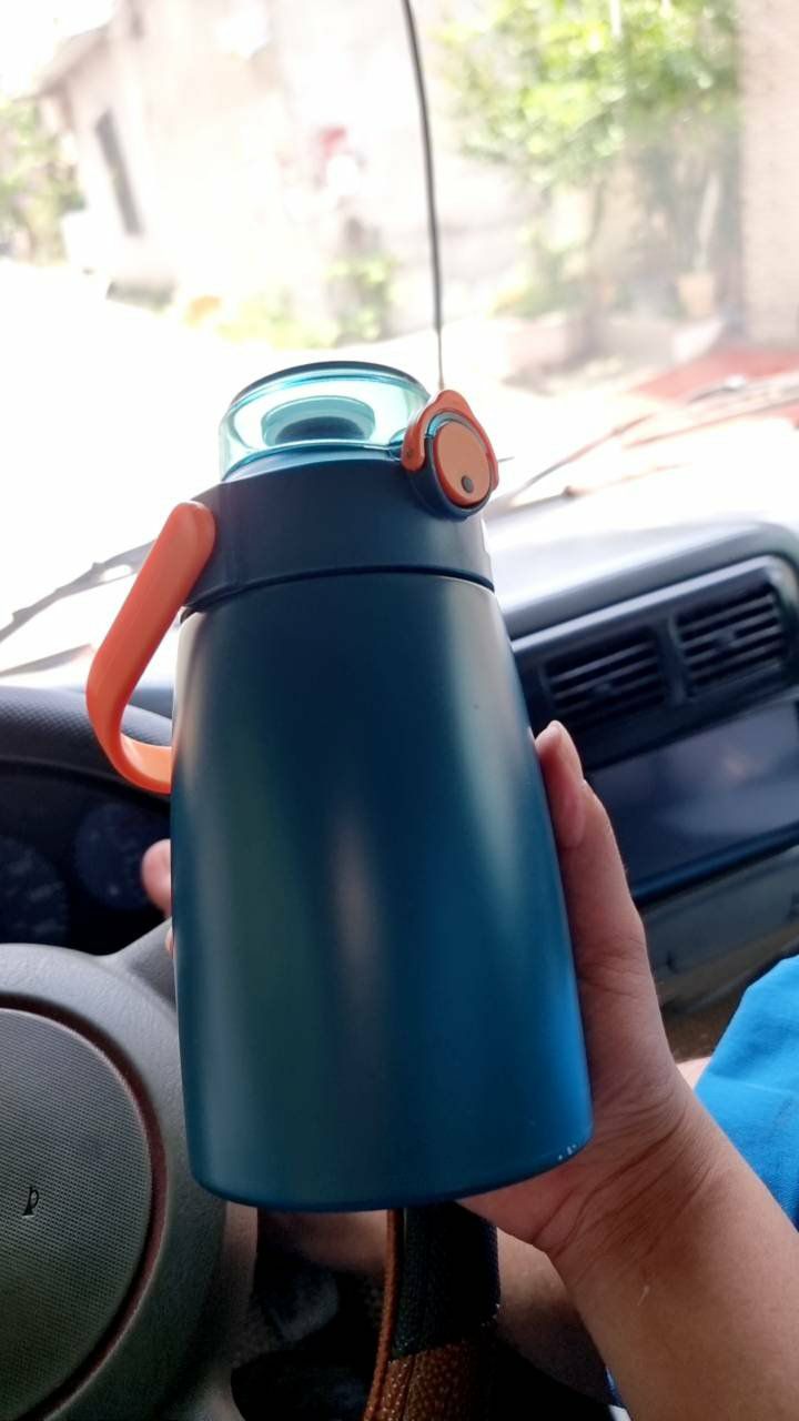 Bình xinh lắm nhe, cầm chắc tay lại có sticker với mấy cái xinh xinh dán keo chắc lắm luôn. Chất lượng với giá này quá tẹt vời 😁. Giao hàng khá nhanh đó, mn mua ủng hộ shop nhe🥰