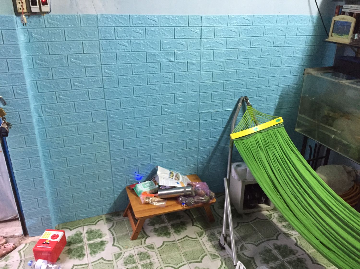 Hơi khó gở keo phía sau vì keo dính quá. Dán tường mà tay dính đầy keo. Dán xong nhìn khá đẹp. Lưu ý ai muốn dán đẹp nhớ cắt chỉnh lề trước thì đều đẹp hơn.