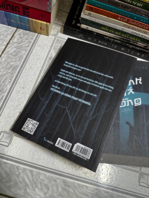 Một cuốn sách hay, sâu sắc, cảm động của tác giả Keigo.

Ẩn chứa sau những vụ án là những câu chuyện đau lòng với nhiều mảnh đời được tác giả lồng ghép, minh họa cho một xã hội Nhật có nhiều mâu thuẫn mà chỉ dùng lý mà thiếu tình thì sẽ chẳng thể giải quyết được vấn đề đang tồn tại.

Án tử hình, nên duy trì hay xoá bỏ?

Một  tác phẩm nặng nề nhưng rất đáng để trải nghiệm.