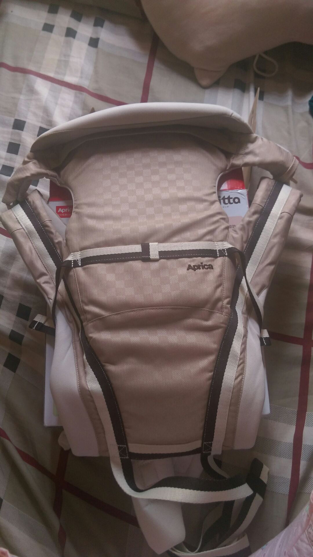 giao hàng nhanh sản phẩm như hình. Địu mềm, các mẹ nghiên cứu kỹ hướng dẫn sử dụng thì đeo êm không đau vai, cu cậu nhà mình có vẻ thích cho vào địu là nằm im rồi thiu thiu ngủ vì tưởng được mẹ bế, mới dùng được cách địu nằm thấy ok, còn 3 cách còn lại đợi bé lớn hơn mới thử được. Nói chung là hài lòng