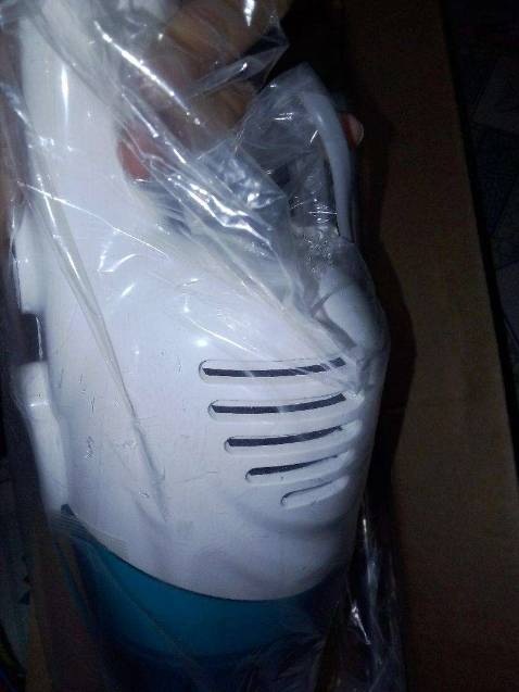 Tiếng hơi ồn. Máy hút mạnh, hút đc rất nhiều bụi, tóc, lông thảm. Thực sự đáng mua vì giá rẻ mà chất lượng quá ổn. Có 3 đầu hút tiện lợi. Khe nhỏ thì hơi khó vì máy k lọt. Nhưng nhìn chung k có điểm j chê cả.  10 điểm cho chất lượng sản phẩm