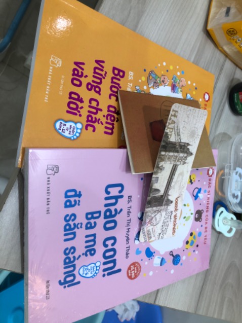 Nội dung sách bổ ích cho những ai lần đầu làm cha mẹ, cung cấp những kiến thức căn bản để chào đón em bé. 
Combo 2 cuốn đầy đủ kiến thức chăm bé từ 0-6 tháng, và 6-12 tháng. Hàng giao nhanh, đóng gói kỹ, còn tặng kèm sổ tay nhỏ + đánh dấu trang
