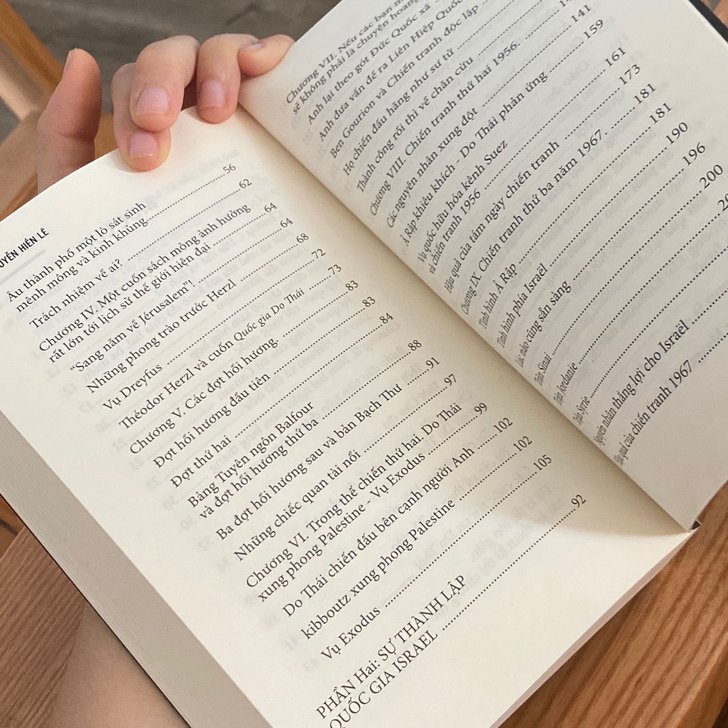 Tuy bác Nguyễn Hiến Lê có kiến thức lỗi lạc uyên bác nhưng cuốn sách (cũng như nhiều sách khác của bác) không tránh khỏi nhiều suy nghĩ cá nhân và bình luận về lịch sử có chút phiến diện
Tuy nhiên, Đây vẫn là 1 cuốn sách hay, đầy đủ và xứng đáng nằm trong tủ sách của bạn, luận về lịch sử và kì vọng phát triển của dân tộc Do Thái và con đường gây dựng Israel