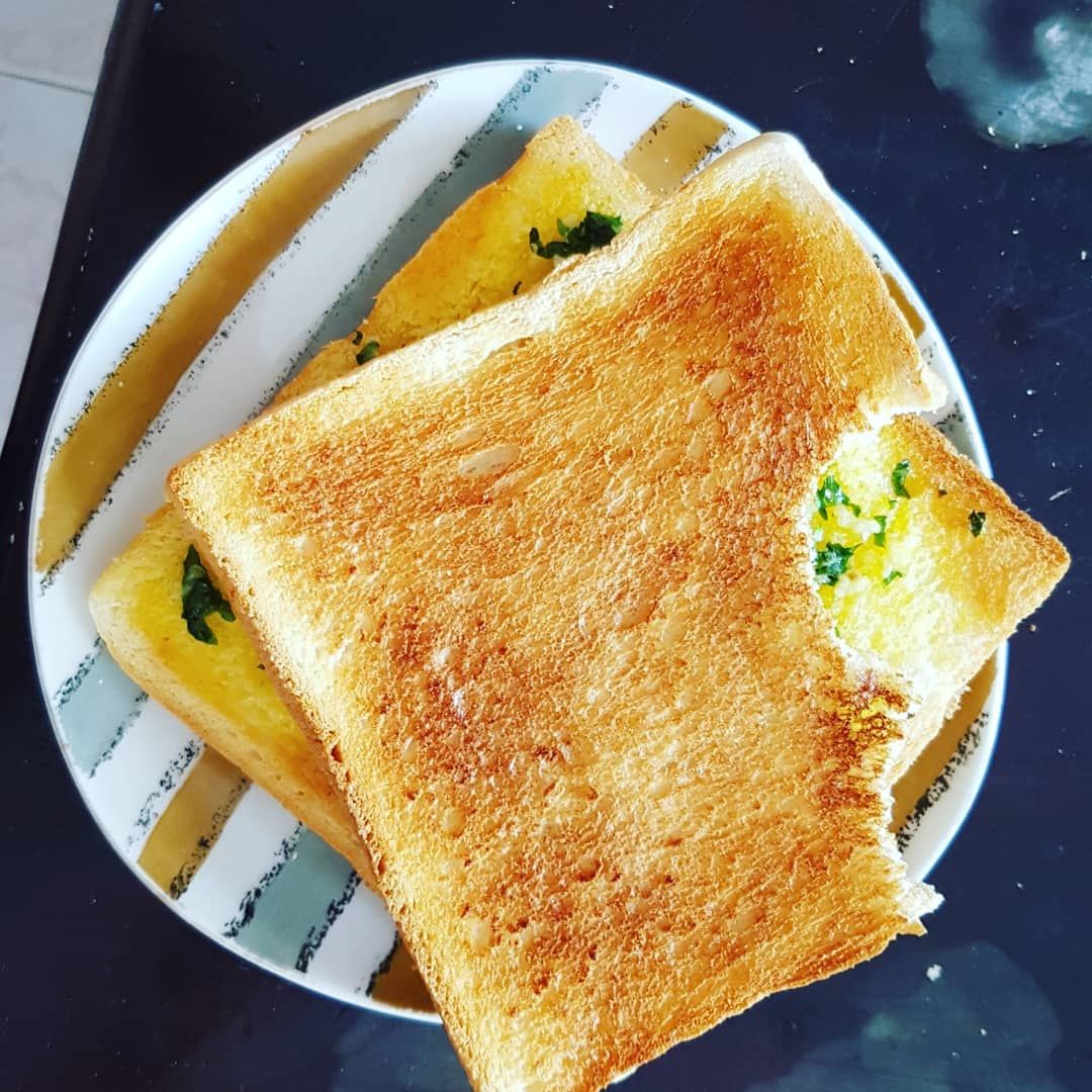 Nướng số 4 chắc là ok nhất, mình làm bánh mỳ bơ tỏi vàng ươm luôn. Nướng mực thì siêu thần thánh :)) cắt đôi con mực bỏ vào 2 khe để số 4 chín cực đều, cực nhanh so với mọi phương pháp nướng mực khác :v