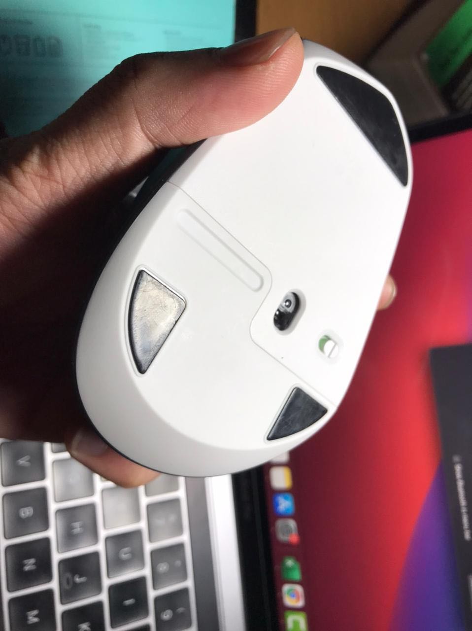 Hàng mua bị trầy xước bên trong, ngoài ra còn bị lỗi bluetooth không kết nối được. Đề nghị Tiki thu hồi hàng kém chất lượng và có chính sách khắt khe hơn