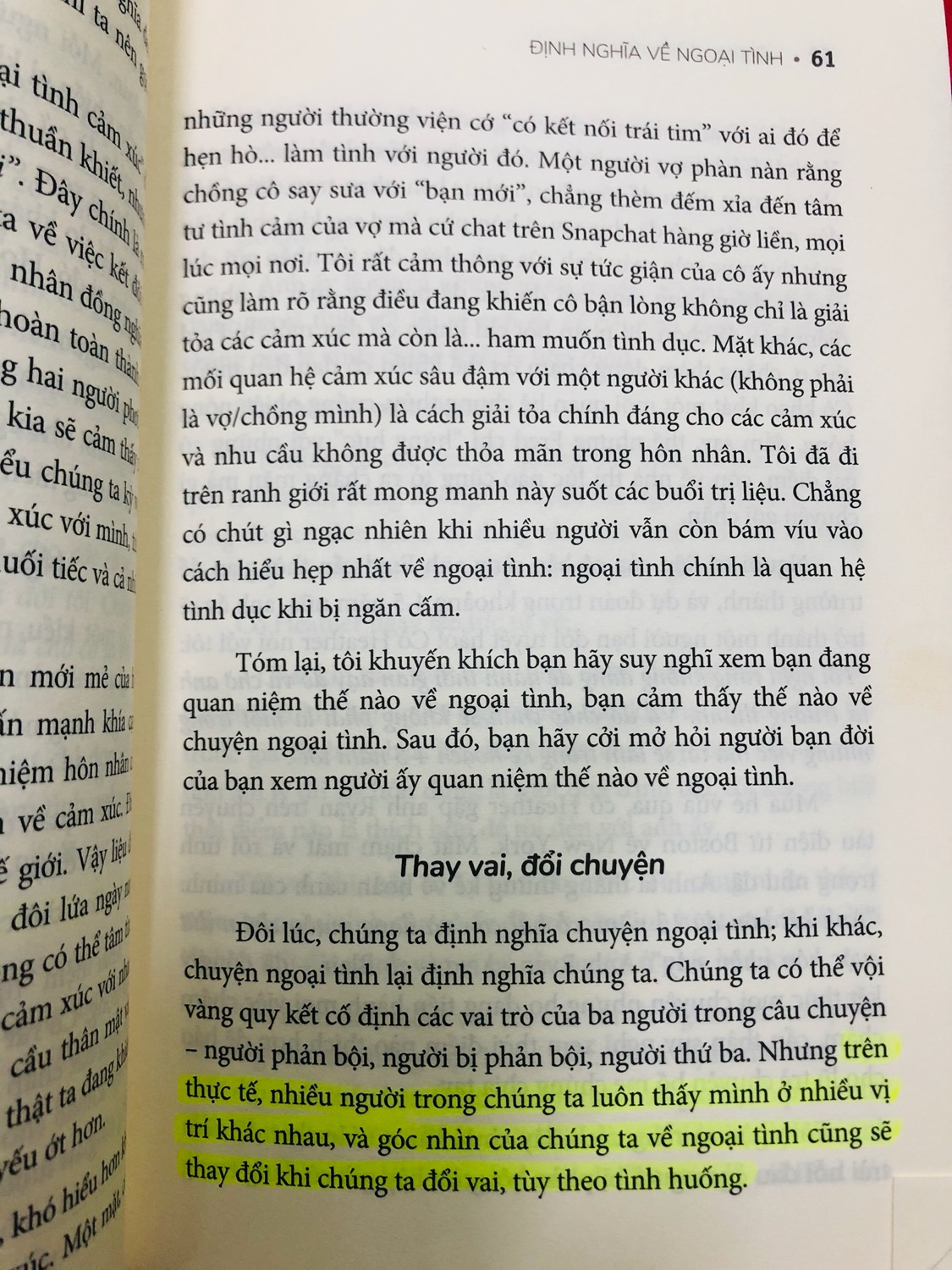 -	Sách đẹp, trình bày dễ đọc. Lời văn hay, tuy nhiên hơi khó đọc và phải suy nghĩ nhiều để hiểu vấn đề. Khó có thể đọc liền trong một khoản thời gian dài vì sẽ có cảm giác ngộp.
-	Nội dung sách phân tích về các suy nghĩ, phản ứng và hành động của người trong cuộc trong vấn đề ngoại tình, phần lớn là nói về người phản bội và người bị phản bội. Quan điểm về ngoại tình trong từng thời kỳ phát triển của xã hội và các nhu cầu sinh lý của nam và nữ.
-	Tác giả tư vấn cho nhiều người từ các nền văn hoá khác nhau nên nội dung sách đề cập đến các quan điểm về tình cảm, tình dục khác quan điểm của người Việt nên có nhiều ngỡ ngàng, nhưng đồng thời cũng giúp ta có thể hiểu thêm về xã hội phương Tây.
-	Các dẫn chứng về các tình huống ngoại tình đa đạng từ các nền văn hoá và các khoảng thời gian khác nhau.