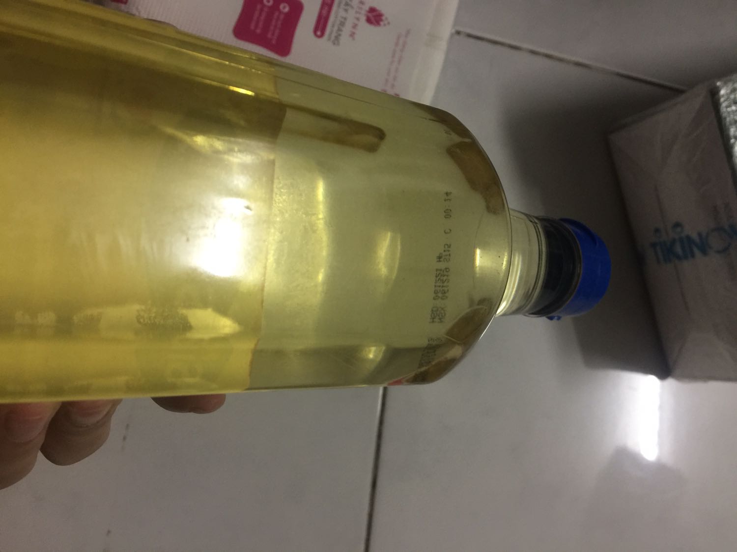 Giao nhanh, hạn còn xa. Dùng tốt sức khoẻ, bữa dùng dầu hạt cải nhưng kiếm không thấy trên Tiki nên đành chuyển sang hướng dương. 
Nhưng hình như chai này từng được dán keo với sản phẩm nào khác nên tháo nilon ra xong còn dấu keo tùm lum. ?