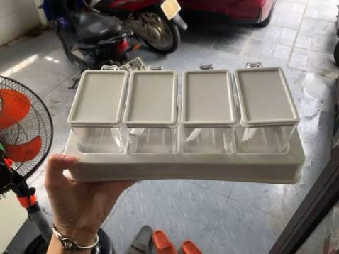 Nhỏ nhỏ xinh lắm luôn á. Thêm nữa là đựng kín lắm ko sợ kiến hay côn trùng đâu.