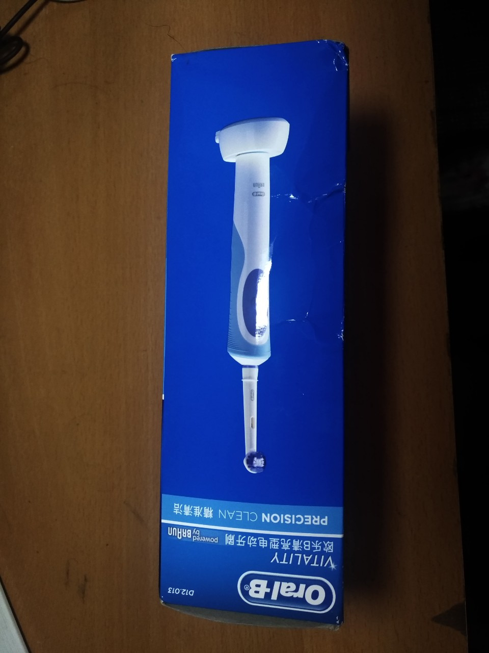 Giao hàng đúng thời gian tuy nhiên sản phẩm đóng gói không cẩn thận, chỉ được bọc 1 lớp nilon bên ngoài hộp dựng bàn chải nên khi vận chuyển hộp bị móp và rách nhưng may là không ảnh hưởng đến bên trong hộp.
Bàn chải cầm khá vừa tay, lực quay bàn chải hơi lớn nên xài lần đầu chưa quen tuy nhiên vẫn sử dụng khá tốt
Hơi bất tiện là do không có đèn báo sạc nên khó nhận biết được lúc sạc