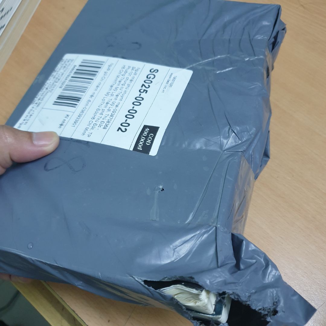 Giao hàng càng ngày càng tệ. Hỏng hết sách.