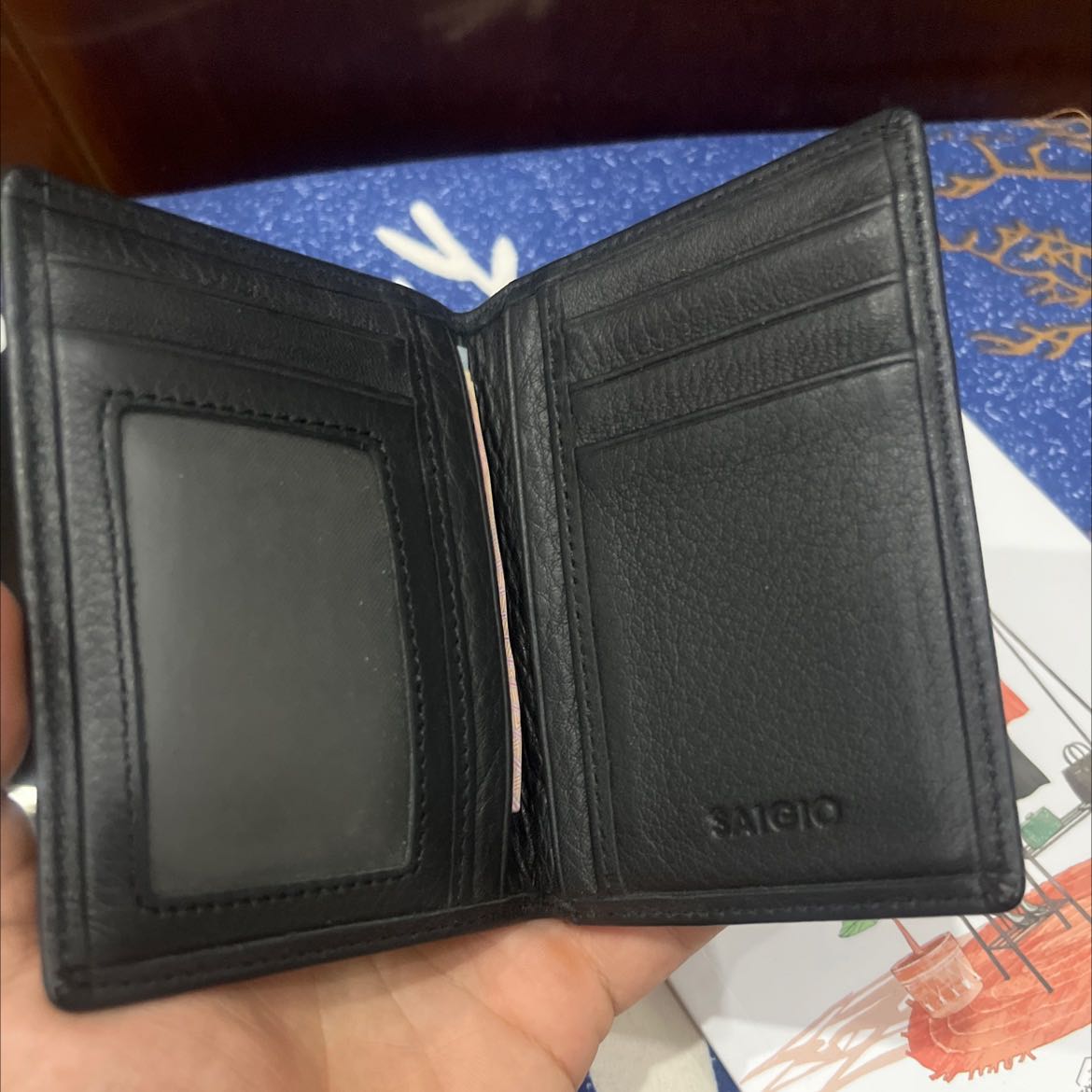 Ví nhỏ gọn, không cồng kềnh như ví loại để tiền dọc. Vừa tay cầm dễ sử dụng, hình dáng đẹp. Tóm lại mình rất thích…