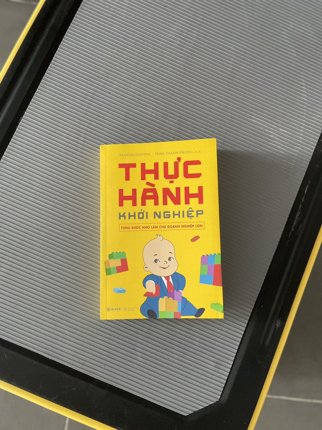 Chất lượng tốt. Sách dày dặn, bọc màng co kỹ nên sạch sẽ, bìa dễ thương, màu vàng cho nhiều năng lượng tươi, tích cực. Điểm đặc biệt là cho dù đây là sách dịch nhưng dịch giả có bổ sung phần hướng dẫn đăng ký kinh doanh ở Việt Nam, hướng dẫn về phương pháp tính thuế đơn giản cho người mới bắt đầu kinh doanh. Đây là 2 nỗi lo lắng và cũng là trở ngại cho người muốn tự khởi nghiệp kinh doanh. Nội dung sách phù hợp cho người muốn bắt đầu khởi nghiệp, lộ trình rõ ràng từng bước, dễ làm và dễ tự kiểm tra. Có thể kết bạn với dịch giả Trần Thanh Phong để được chia sẻ thêm về kinh nghiệm kinh doanh, đây là điều đặc biệt nhất của tác giả, dịch giả này mà hiếm có ai làm được. Cảm ơn anh rất nhiều.