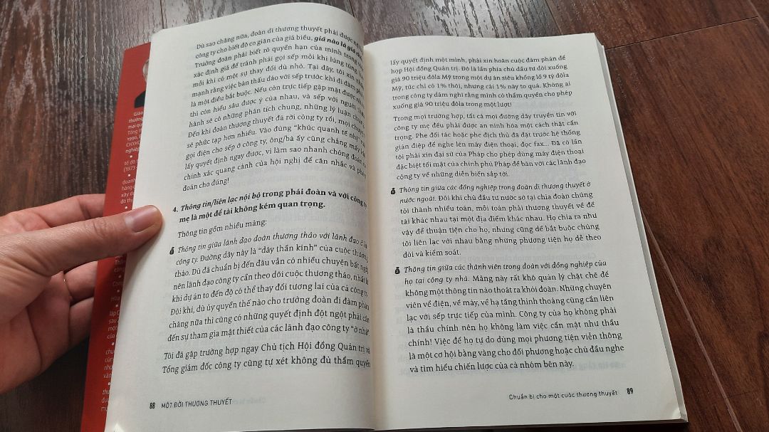 sách lúc nhận có màng co nilong nhưng đã bị rách và sách bị quăn, sờn ở gáy và góc sách. nói chung sách đã không được bảo quản tốt. giá mua sale nên khả năng sách sẽ k đẹp như mơ được. ?. nội dung thì mỗi ng đọc sẽ cảm nhận và thu nhận được theo tùng cá nhân. sách in cỡ chữ to dễ đọc và thoải mái. cầm rất chắc tay nên nếu k thương thuyết được bằng lời có thể đổi phương án nhanh ?