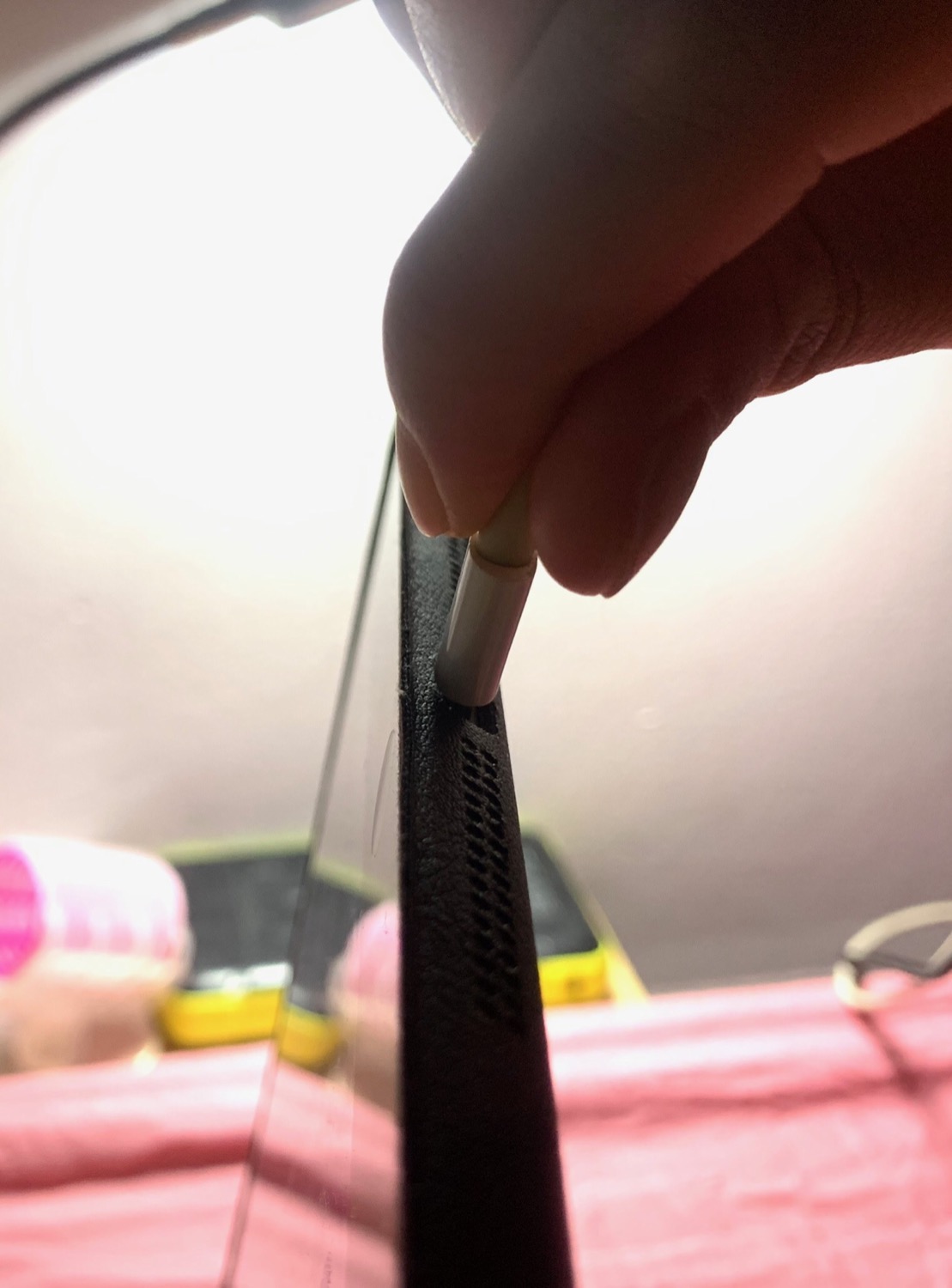 Sản phẩm khi gắn vào ipad rất khớp, màn hình tự tắt khi đóng nắp case. Ban đầu mình rất hài lòng cho đến khi cắm sạc ipad thì phát hiện ra cái lỗ của case để cắm vào quá nhỏ, ko thể cắm sạc pin được trừ khi gỡ case ra. Mình muốn trả lại sản phẩm. Mong Tiki trợ giúp.