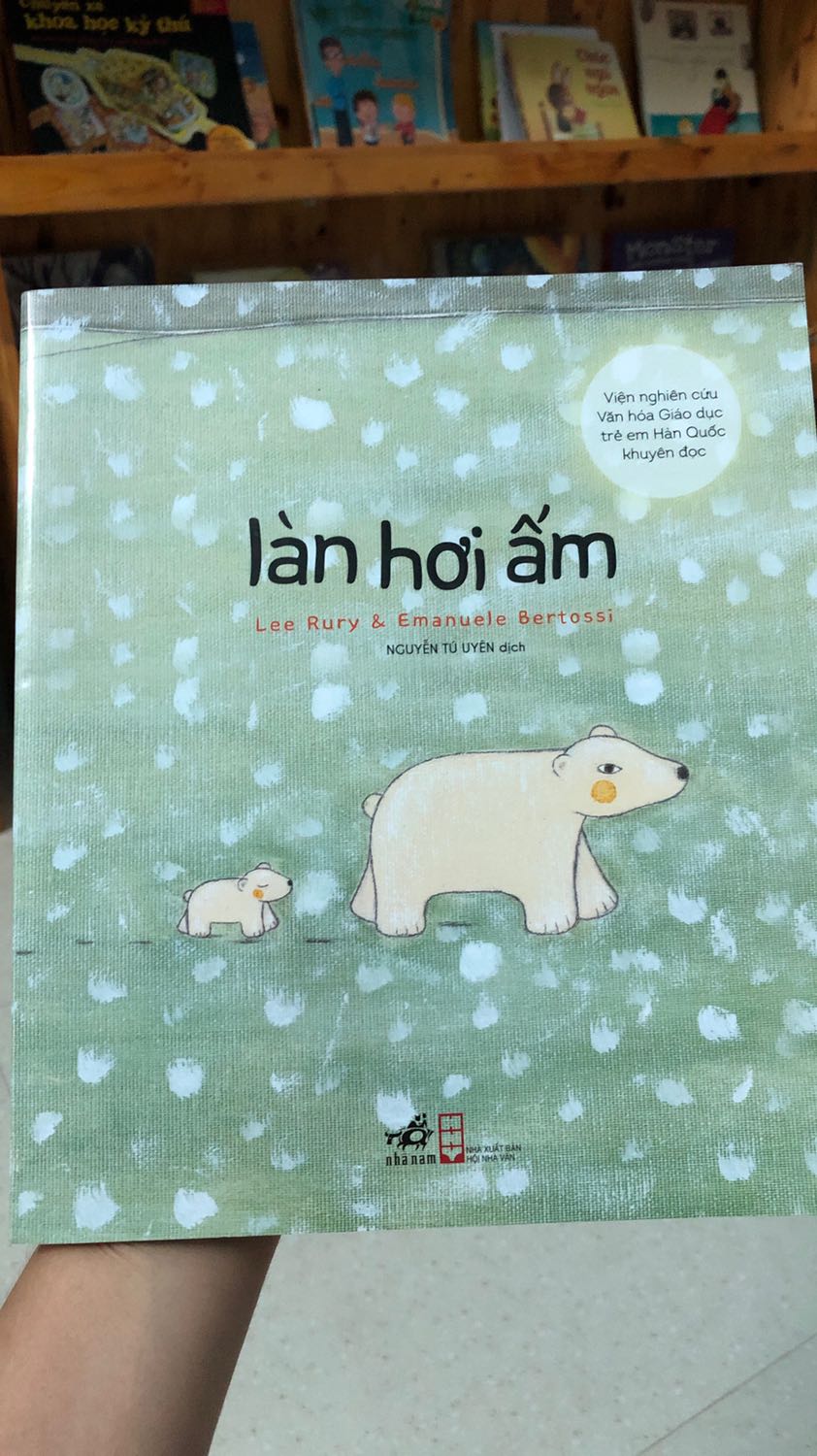 Đọc cuốn sách này thấy ấm áp đến lịm tim luôn í. Đọc vào những ngày đông lại càng tuyệt. Gấu mẹ phà hơi thở để ủ ấm cho gấu con, để rồi gấu con bắt chước hành động của mẹ phà hơi ấm cho gã thợ săn. Cảm giác như tình yêu có thể làm tan chảy mọi thứ trên trái đất này. Sách phù hợp với bé từ 0-3 tuổi.
