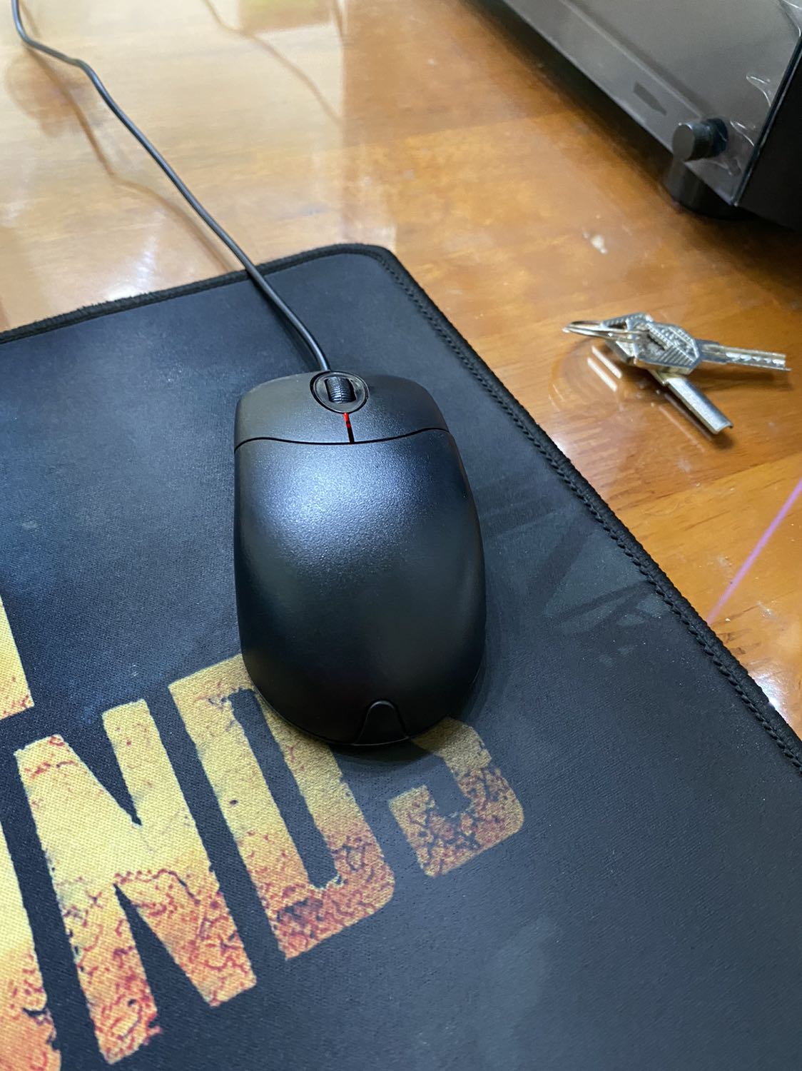 Dịch vụ của tiki thì tốt nhưng đối tác lại không tốt. 
Mở hộp của tiki thì thấy chuột đã bị bóc ra trước đó rồi. Nhìn chuột có vẻ cũng mới nhưng không biết có đổi hàng đểu vô không. 
Mình sử dụng được một tuần thì bắt đầu bị lỗi kẹt chuột trái. Tiki nên chọn lọc lại đối tác của mình.