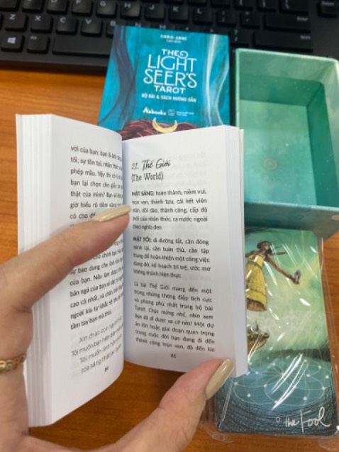 Bộ bài nhỏ xíu thấy cưng 😂, bất ngờ luôn, canh sale 50% chốt liền, màu đẹp, bài trơn mượt, dày, nhỏ gọn nên cũng dễ xào. Sách cũng nhỏ, hướng dẫn 2 khía cạnh của lá bài, hộp bài nhỏ cũng tiện bỏ túi xách, giao hàng nhanh hơn dự kiến