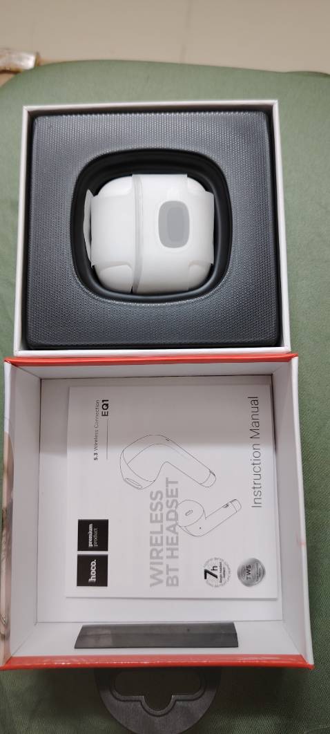 1. Dáng gọn, đẹp, chắc, bật nắp dùng lên là ae thấy ngay. 2. Đặt tiki now 9h tối hôm trước, 9h sáng nhận hàng, hộp đủ, nguyên zin, như ảnh. 3. Dùng từ 8h sáng đến 14h25 chiều mới thay tai trái (ko hết pin mà để tránh đeo lâu gây đau tai, mới mua nên dùng 7h max volum là đúng như nhà sx đã báo). Hộp pin nhận lúc đầu là 100%, lúc sạc 1 tai đến lúc đầy là 94%. 4. Vừa đeo vừa nấu bếp ko bị rơi, êm tai, khi nằm cũng khá ok, chạm cảm ứng bật tắt nhạy. 5. Âm lượng với các ae nghe truyện audio là OK. Nếu ra ngoài có tạp âm xe cộ trên đường thì hơi nhỏ. Quá ổn trong tầm giá.