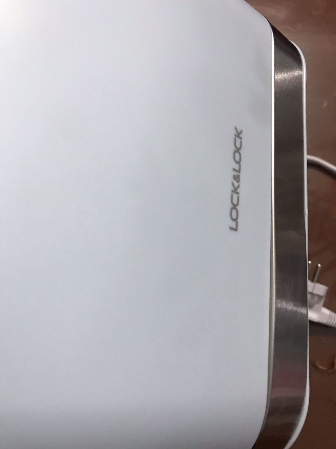 Đợt này là mình mua lần 2 để tặng cho bạn bè luôn rồi đó vì sự tiện lợi của nó. Mình mua lúc có mã giảm còn 464k.

Siêu tiện lợi cho các buổi sáng. Work from home nên là cần ăn nhanh. Tips của mình là mua bánh mì sandwich ở ABC, cá ngừ hộp, pate,... Sau đó chỉ phần phết lên bánh mì, ăn kèm với mayonaise là xong. Bánh mì nướng xong cắn phát rột rột giòn tan, dễ ăn mà lại ngon lành nữa. 

Điểm trừ: phần miếng nhôm bao quanh lần này của máy chưa được hoàn thiện lắm, hơi lõm vào trong không được thẩm mỹ.