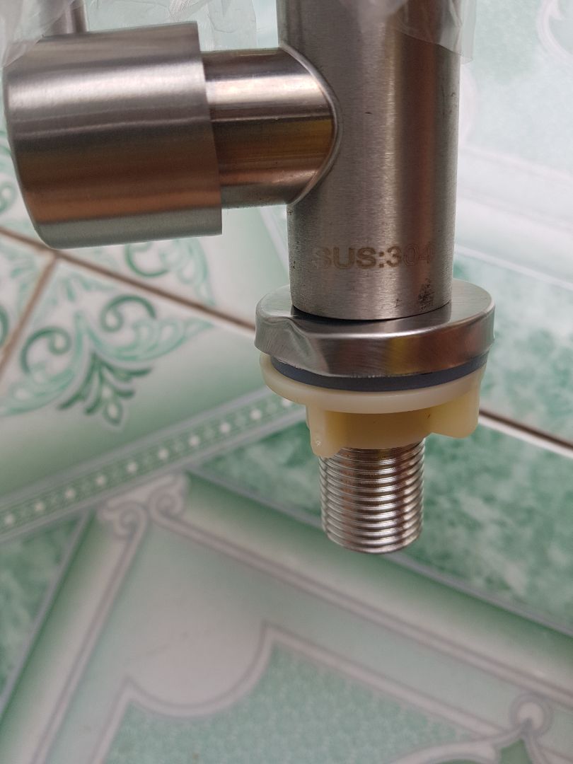 Thời gian giao hàng khá lâu, đặt từ 9/5 đến 13/5 mới nhận đc. Hàng ko bọc kỹ càng, bị móp méo nhìn rất tức mắt, ko biết móp méo trong quá trình vận chuyển hay từ shop. Shop giao thiếu quà tặng là khay đựng xà phòng... Yêu cầu gửi đủ hoặc hoàn tiền.