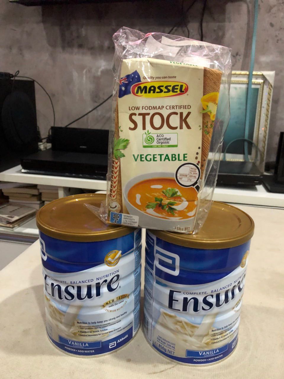 Nhà mình thường xuyên mua ensure úc dùng rất tốt, lần này còn được tặng thêm hộp stock rau củ. Ensure úc ko ngọt như ensure mỹ. Người lớn tuổi uống tốt lắm.