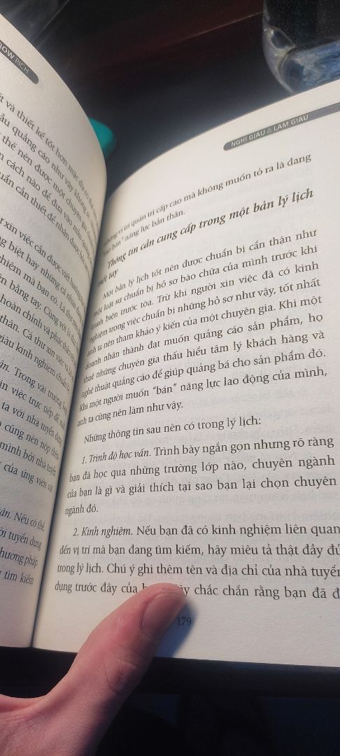 Ngày 16 tháng 3 năm 2022
Mình đọc xong cuốn sách này và đưa ra các nhận xét sau:
-Về ngoại hình thì sách được làm tốt nhưng chất lượng giấy hơi kém
-Về nội dung,mình sẽ đưa ra ý kiến riêng của mình về nó:
+Đầy đủ cá ý chính trong làm giàu
+Đưa ra nhiều hình ảnh trừu tượng và có các ví dụ cụ thể để nhận ra
+Cuốn sách lôi cuốn hấp dẫn
-Và phần mình học được từ cuốn sách này:
+Khát vọng làm giàu,trên con đường đó chỉ có đi và không có về
+Niềm tin là mình đạt được dù có khó khăn gian nan đến mấy,dù có khó khăn đến mấy cũng tin mình có thể vượt qua
+Có kế hoạch cụ thể về tương lai,đặt mục tiêu rõ ràng và cụ thể thì càng bốc càng tốt để có ý chí theo đuổi đến cùng
+Có kiến thức chuyên môn vững vàng để biến nó thành hành động và có thêm trí tưởng tượng thì đó cũng là một mấu chốt quan trọng của thành công
+Có tính quyết đoán nhanh và thay đổi chậm
 +Nghe và quan sát,nói ít và đó là sự thông thái đích thực
+Lòng kiên trì theo đuổi ước mơ,tâm trí kiên cường không bị ảnh hường mọi thứ tiêu cực xung quanh
+Nhìn ra các thói quen xấu và tự nhận thức và sữa chữa
=>Sau kho đọc xong thì đó là kết quả của mình,các phần khác hơi trừu tượng khó hiểu nên mình vẫn chưa nhận ra bản chất của nó,đây là lần đầu tiên mình đọc và tương lai gần mình sẽ đọc lại lần nữa để tiếp thu các kinh nghiệm của tác giả một cách trọn vẹn nhất.Đến đây mình xin kết thúc đoạn đánh giá và mong nó sẽ giúp mọi người thành công trong sự nghiệp