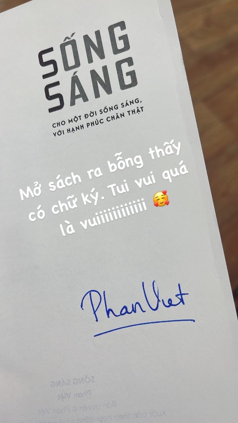 Thật bất ngờ khi mở sách ra và thấy có chữ ký của tác giả ạ. Mình thấy rất vui ^^ Xin được gửi lời cám ơn và tri ân tới tác giả Phan Việt cũng như tủ sách Sáng ạ!