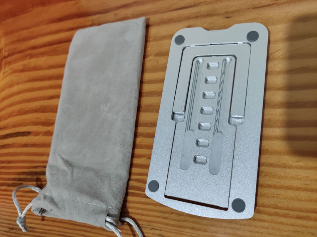 Hộp thì chỉ toàn 1 màu đen, không có chữ hay nhãn hiệu gì cả, rất khác với hàng của khách hàng khác. Sản phẩm thì không sắc sảo như hình quảng cáo hay của khách hàng khác luôn. Lại còn bị trầy trụa nữa chứ. Cảm thấy giá trị sản phẩm rất không đúng với số tiền bỏ ra