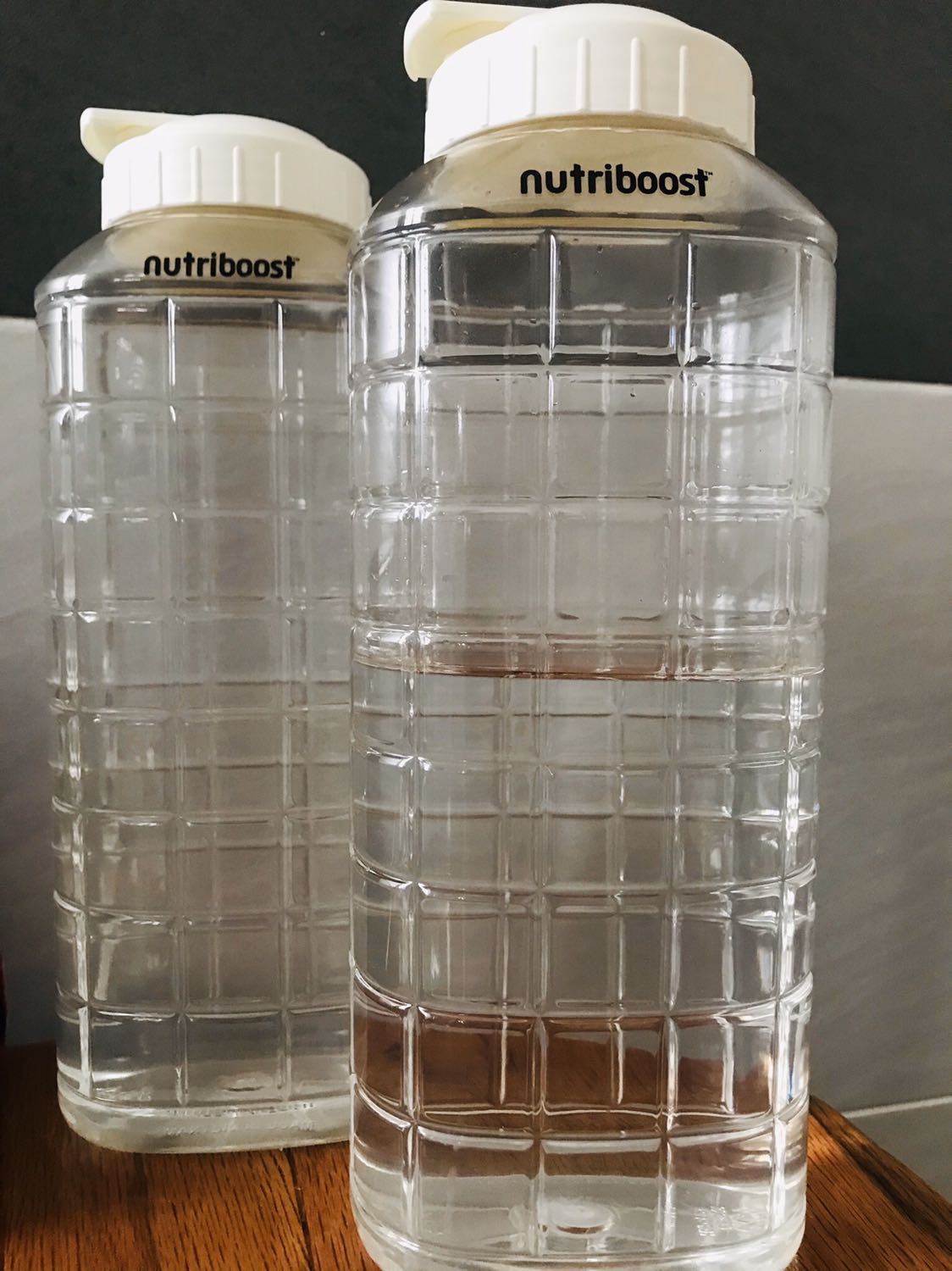 Mình mua 3 bình để đựng nước lọc uống hằng ngày. Sản phẩm dc Tiki đóng gói cẩn thận, bình mới và ko trầy. Chất nhựa cứng, dày vừa, cầm chắc tay và ko có mùi hôi khi sử dụng. 
Tuy nhiên phần nắp ko kín tuyệt đối nên nước dễ rò rỉ khi cầm bình nghiêng nhưng ko đáng kể. Thiết kế đẹp và sáng khi đựng nước nhìn rất thích.