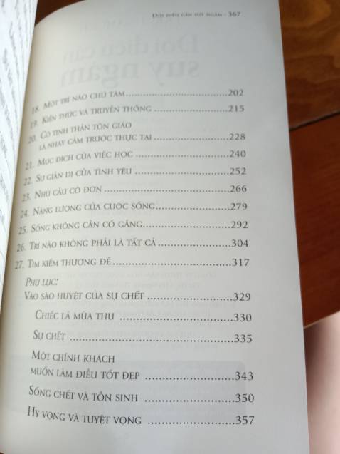 Ai thích tác giả thì cứ mua nha, bảo đảm không làm bạn thất vọng đâu, mình chụp thử mấy trang để các bạn tham khảo nha.