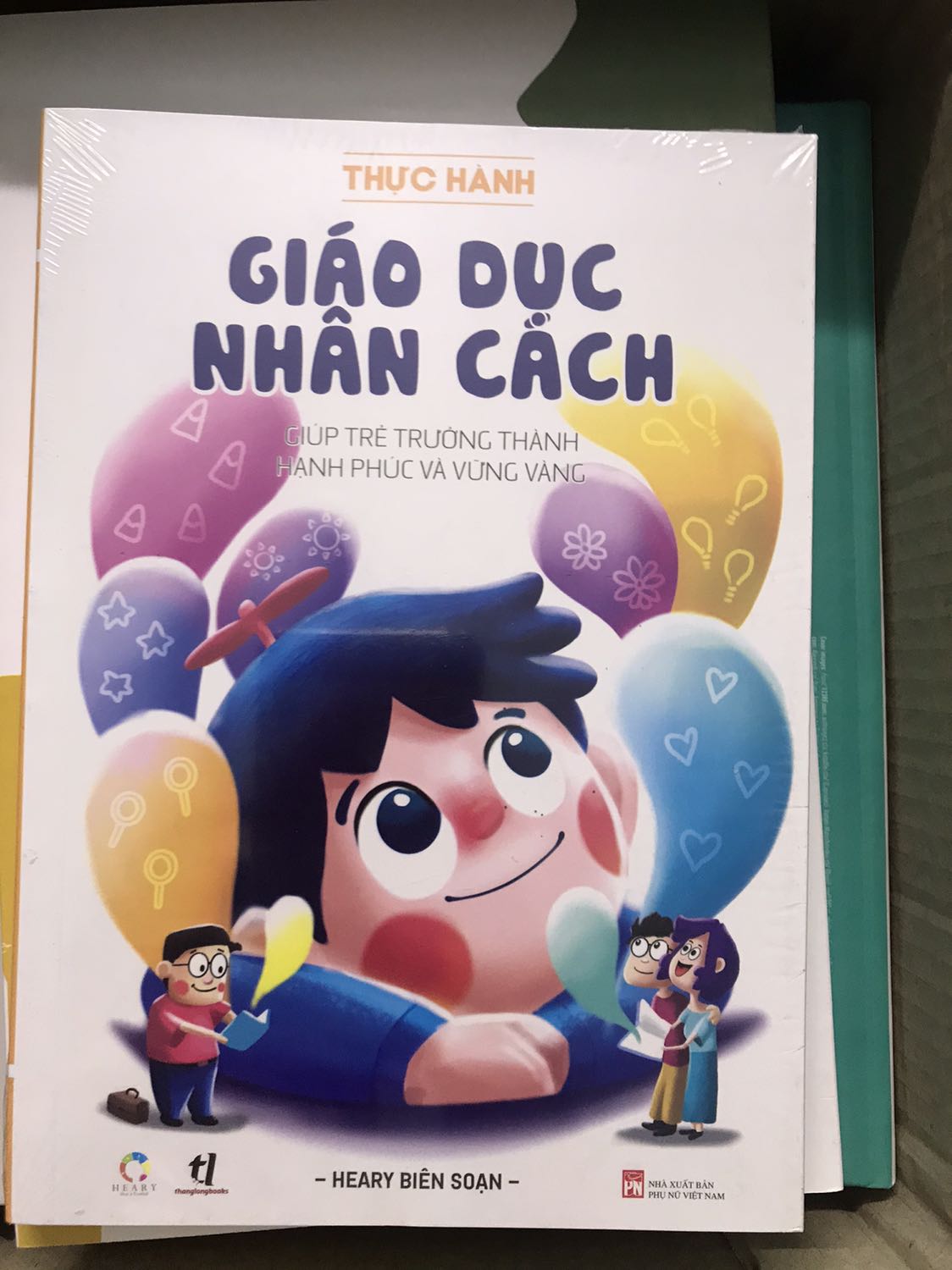 Shop giao hàng cực nhanh luôn, mình đặt khuya khuya qua chiều hôm sau đã nhận dc. Đóng gói cẩn thận. Luôn hài lòng khi mua sách của Tiki.