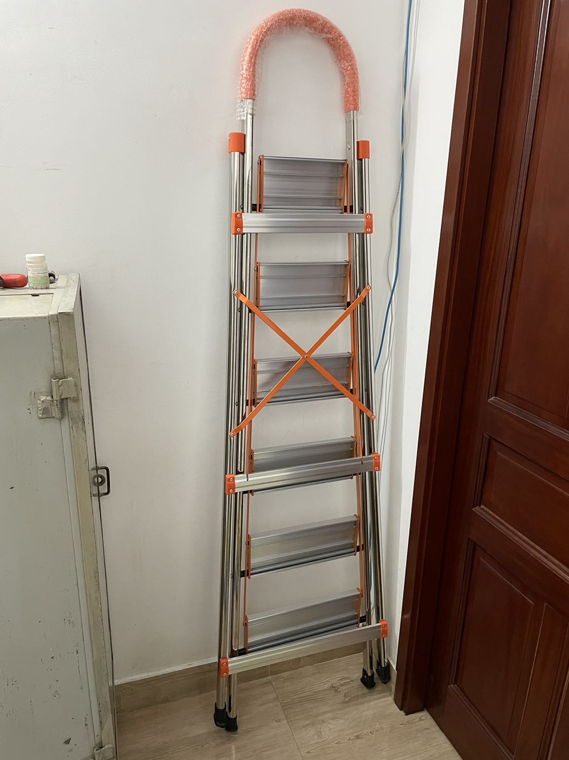 Thanh đúng như mô tả của shop, 6 bậc chắc sẽ phù hợp với đa số gia đình, thanh khá nhẹ nên cũng sẽ không vững như mong đợi, tuy nhiên các bậc thang sẽ giúp leo lên dễ dàng và không đau chân.
Shipper bên giao hàng của shop rất nhiệt tình, sản phẩm đến tay còn mới nguyên. 5 sao!!!