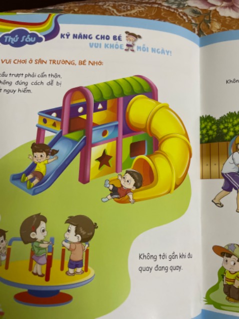 Sách hình ảnh tươi sáng, có lồng ghép câu chuyện, trò chơi vui nhỏ và sticker rất hay